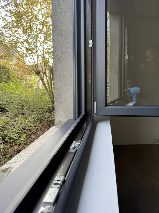 Salle de bain moderne avec carrelage mural gris veiné